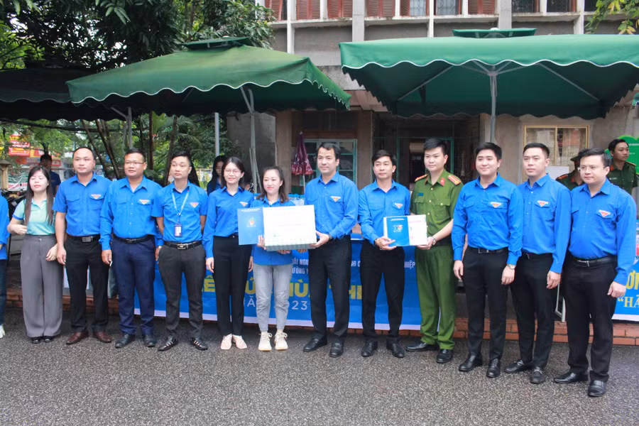 Đoàn đến thăm, tặng quà tại điểm thi trường Đại học Sư phạm (ĐH Thái Nguyên). Đoàn đến thăm, tặng quà tại điểm thi trường Đại học Sư phạm (ĐH Thái Nguyên).