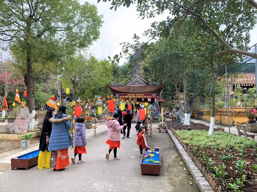 Du khách nô nức trẩy hội Xuân.