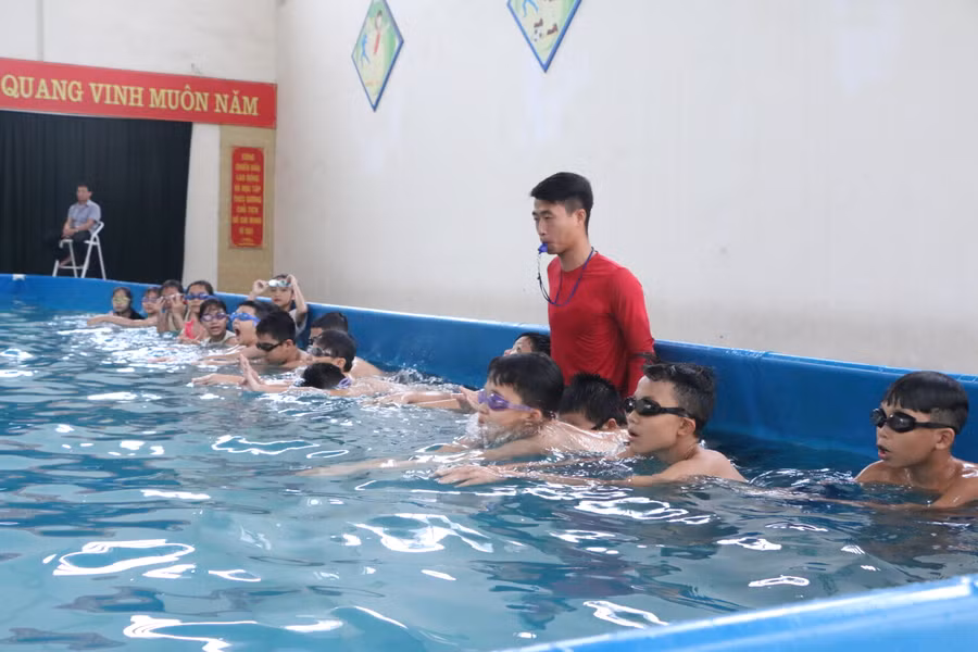 Việc tổ chức dạy bơi cho học sinh cũng được một số trường ở Nam Định chú trọng, tuy nhiên không phải trường nào cũng đáp ứng đủ các điều kiện về cơ sở vật chất để thực hiện.
