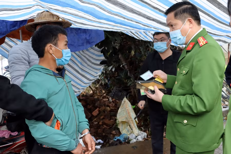 Giàng A Dao (Áo xanh) bị bắt giữ khi đang trên đường vận chuyển ma túy đi tiêu thụ