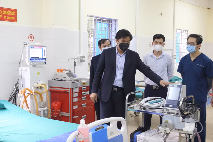Lãnh đạo Bệnh viện Bạch Mai cùng đoàn cán bộ Bộ Y tế hỗ trợ Điện Biên tiếp quản, sử dụng các trang thiết bị hiện đại tại Bệnh viện dã chiến