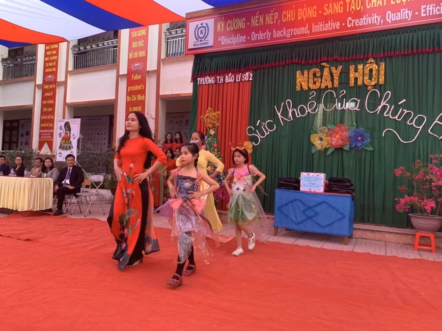 Màn biểu diễn thời trang độc đáo của học sinh cùng với giáo viên và phụ huynh.