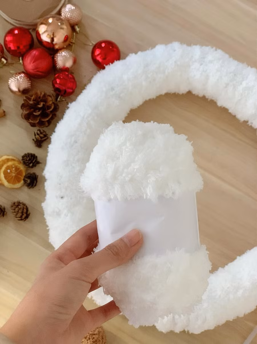 Bước 2: Quấn len lông xù quanh vòng cho đến khi đạt độ dày mà mọi người muốn và đính lại bằng keo súng. Bước 2: Quấn len lông xù quanh vòng cho đến khi đạt độ dày mà mọi người muốn và đính lại bằng keo súng.