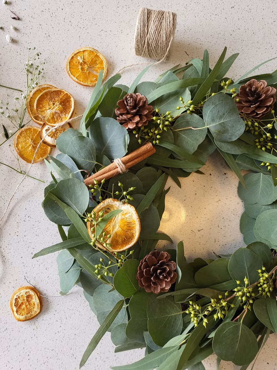 Sau đó là các đồ trang trí. Các bạn dùng dây đồng mảnh để buộc các món đồ trang trí vào vòng. Nhớ luồn qua lá nhé để không bị bẹp lá mất form. Cũng có thể dùng dây thừng để buộc đồ trang trí. Sau đó là các đồ trang trí. Các bạn dùng dây đồng mảnh để buộc các món đồ trang trí vào vòng. Nhớ luồn qua lá nhé để không bị bẹp lá mất form. Cũng có thể dùng dây thừng để buộc đồ trang trí.