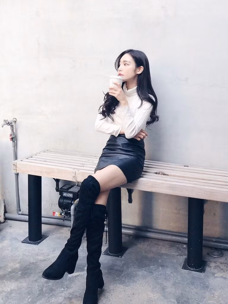 Chân váy da cũng không bớt hot trong mùa thời trang Giáng Sinh