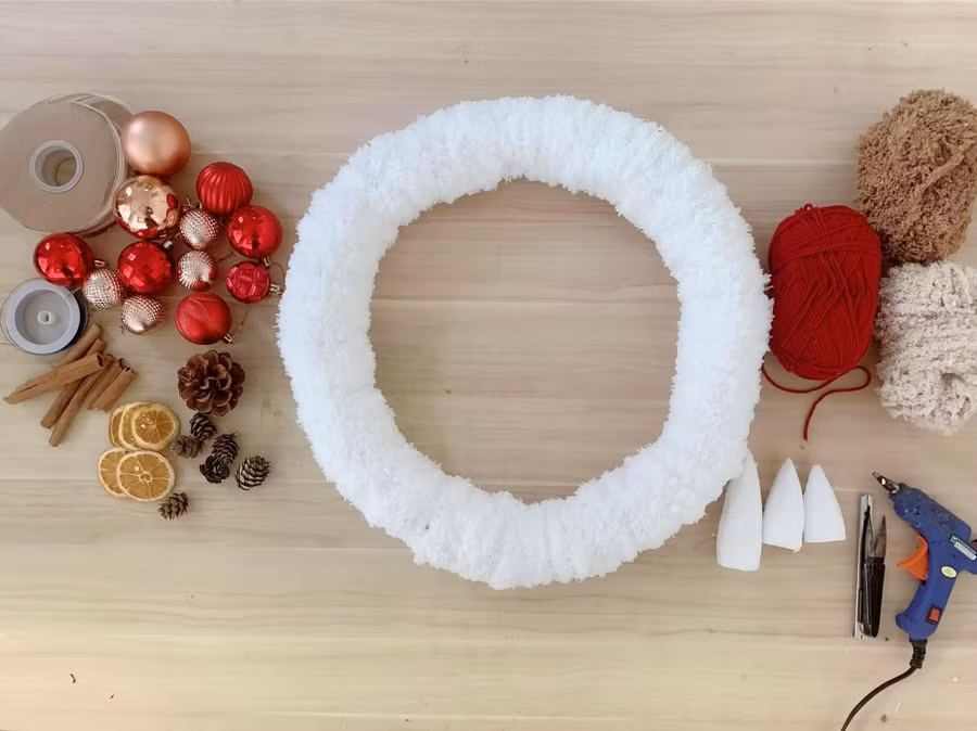 Dùng thép uốn tạo thành vòng tròn, và cố định 2 đầu bằng băng dính thật chắc chắn hoặc có thể mua khung sẵn ở trên Hàng Mã. Dùng thép uốn tạo thành vòng tròn, và cố định 2 đầu bằng băng dính thật chắc chắn hoặc có thể mua khung sẵn ở trên Hàng Mã.