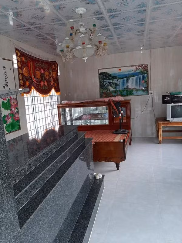 Phần mộ của mẹ anh Tâm nằm giữa nhà.