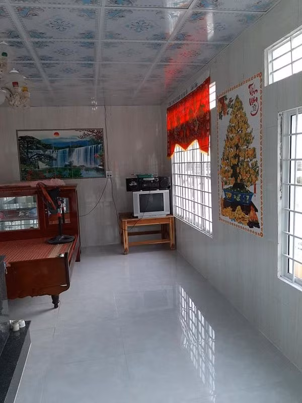 Trong nhà được trang bị ti vi, tranh ảnh, giường chiếu đầy đủ.