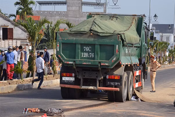 Xe tải tông trực diện nữ sinh lớp 12 trên đường đi ôn thi