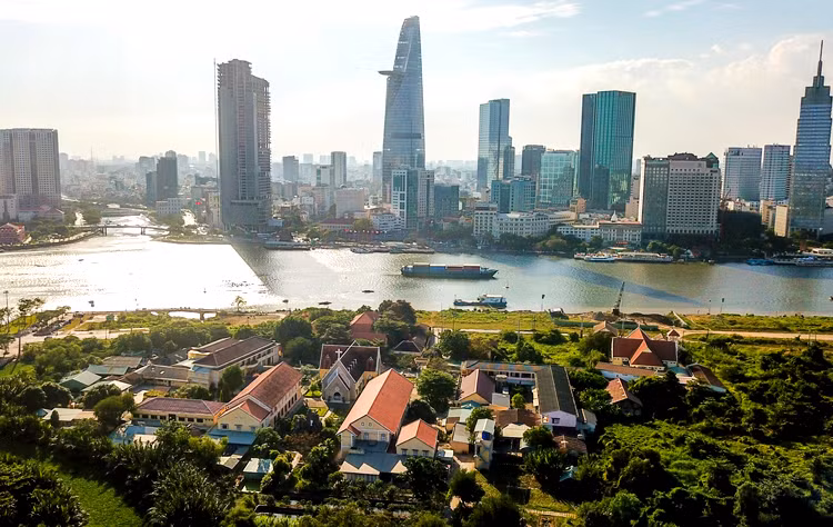 Quận 2 (bên này sông) có 3 phường bị giải tỏa trắng để xây Khu đô thị Thủ Thiêm. Ảnh: Như Quỳnh. Quận 2 (bên này sông) có 3 phường bị giải tỏa trắng để xây Khu đô thị Thủ Thiêm.Ảnh: Như Quỳnh.