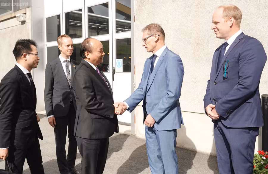 Thủ tướng Nguyễn Xuân Phúc thăm quan Công ty Stockholm Exergi. Ảnh: VGP/Quang Hiếu Thủ tướng Nguyễn Xuân Phúc thăm quan Công ty Stockholm Exergi. Ảnh: VGP/Quang Hiếu