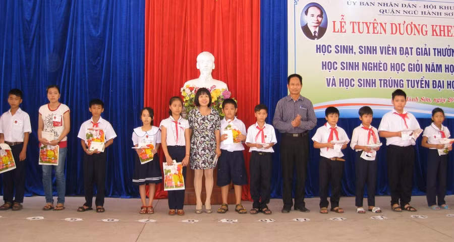 Đại diện báo Giáo dục và Thời đại trao quà cho học sinh đạt giải thưởng Lê Văn Hiến.
