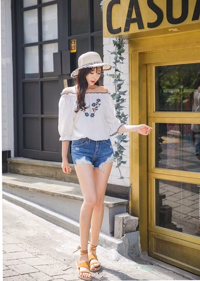 Nếu bạn sành thời trang nhất định phải sắm những đôi sandal đang gây sốt này ảnh 2