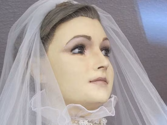 “Mannaquin xác chết” tại cửa hàng La Casa de Pascualita. Ảnh: Odditycentral