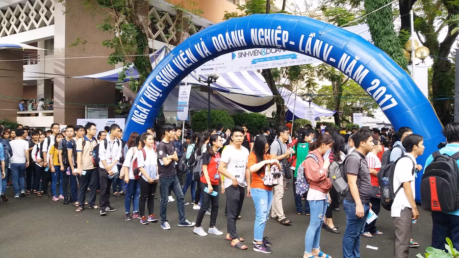 Sinh viên xếp hàng lấy vé tham dự sàn khởi nghiệp từ Ban tổ chức