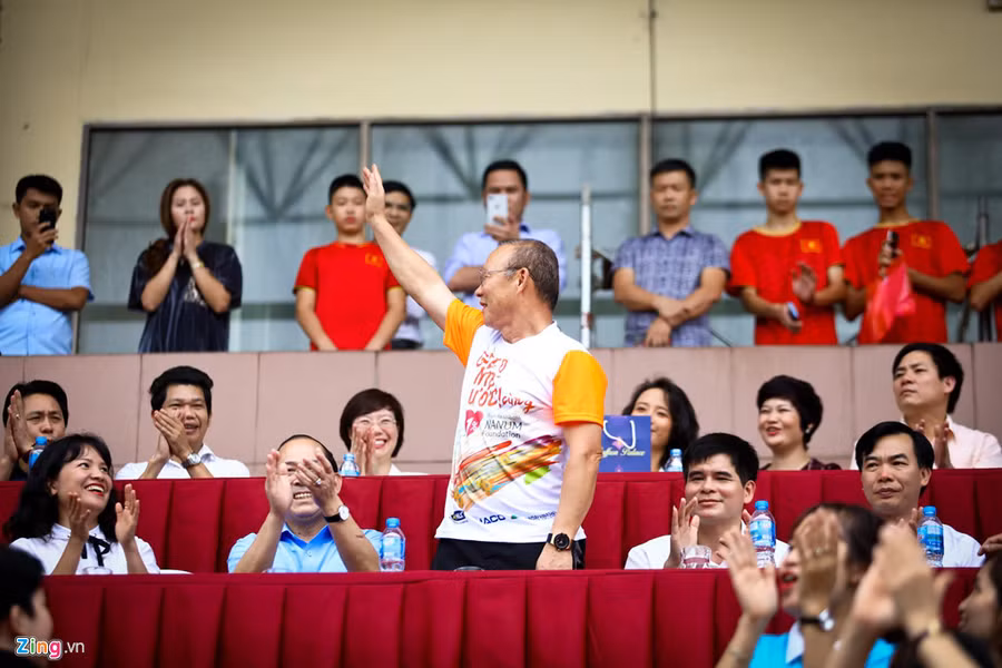 Trước hàng nghìn người hâm mộ trên sân Việt Trì, HLV trưởng tuyển Việt Nam đã nhận được sự chào đón và cổ vũ nồng ấm. Trước hàng nghìn người hâm mộ trên sân Việt Trì, HLV trưởng tuyển Việt Nam đã nhận được sự chào đón và cổ vũ nồng ấm.
