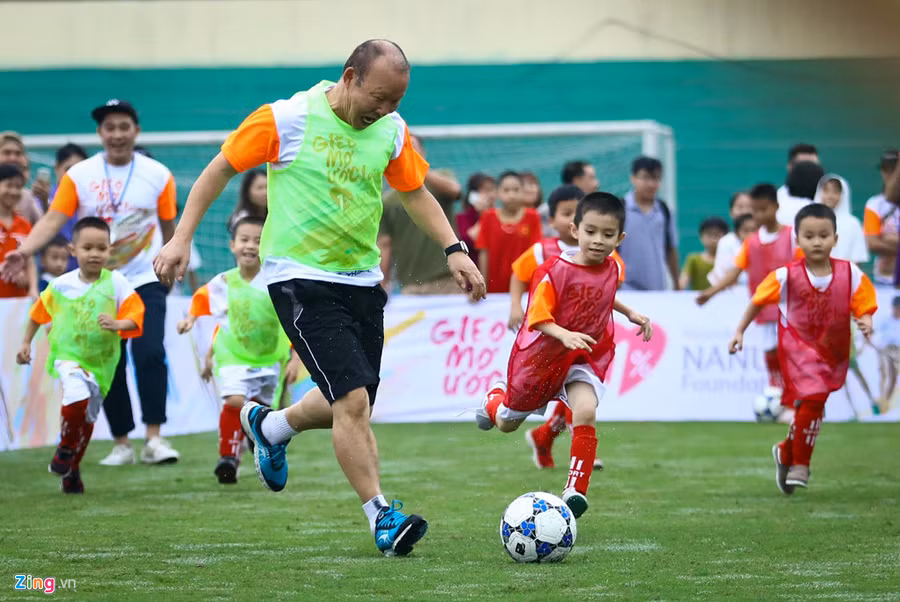 Tuy nhận vị trí thủ môn, ông Park rất nhiều lần bỏ trống khung thành, dẫn bóng lên tận phần sân của đối thủ. Tuy nhận vị trí thủ môn, ông Park rất nhiều lần bỏ trống khung thành, dẫn bóng lên tận phần sân của đối thủ.