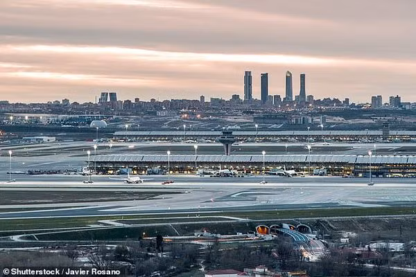 Sân bay Barajas ở Madrid, Tây Ban Nha.