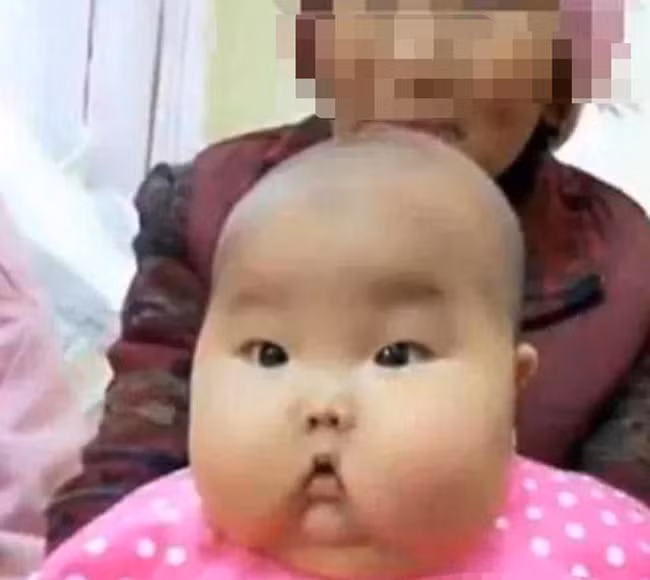 Con trai 1 tuổi gửi đến nhà bà nội chăm sóc, sau nửa năm ngoại hình của bé thay đổi bất ngờ - Ảnh 2.