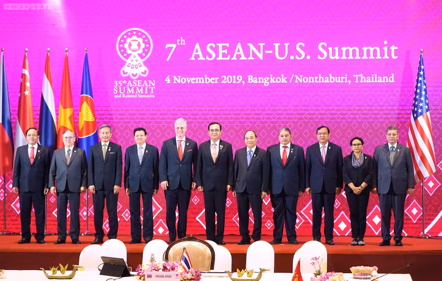 Thủ tướng Nguyễn Xuân Phúc và các nhà lãnh đạo ASEAN dự Hội nghị ASEAN - Hoa Kỳ lần thứ 7. Thủ tướng Nguyễn Xuân Phúc và các nhà lãnh đạo ASEAN dự Hội nghị ASEAN - Hoa Kỳ lần thứ 7.