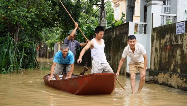 Người dân xã Thiệu Dương di chuyển tài sản tránh lụt. Người dân xã Thiệu Dương di chuyển tài sản tránh lụt.