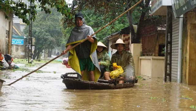 Người dân xã Thiệu Dương, TP. Thanh Hóa phải di chuyển bằng thuyền. Người dân xã Thiệu Dương, TP. Thanh Hóa phải di chuyển bằng thuyền.