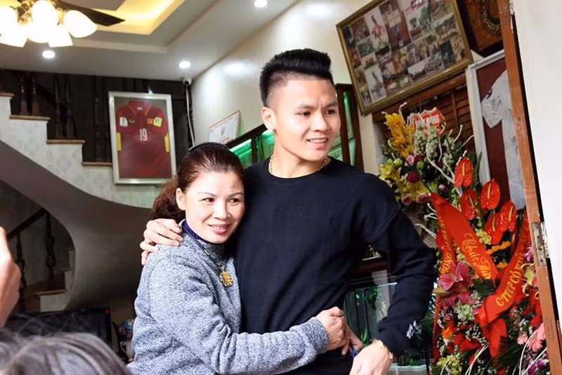 Chân dung người phụ nữ được triệu cô gái xin làm con dâu vì là mẹ cầu thủ điển trai!-12