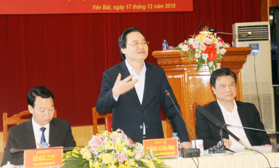 Bộ trưởng Bộ GD&ĐT Phùng Xuân Nhạ phát biểu tại buổi làm việc