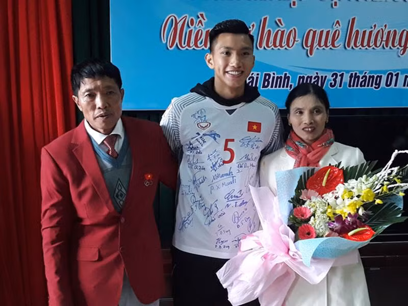 Chân dung người phụ nữ được triệu cô gái xin làm con dâu vì là mẹ cầu thủ điển trai!-18