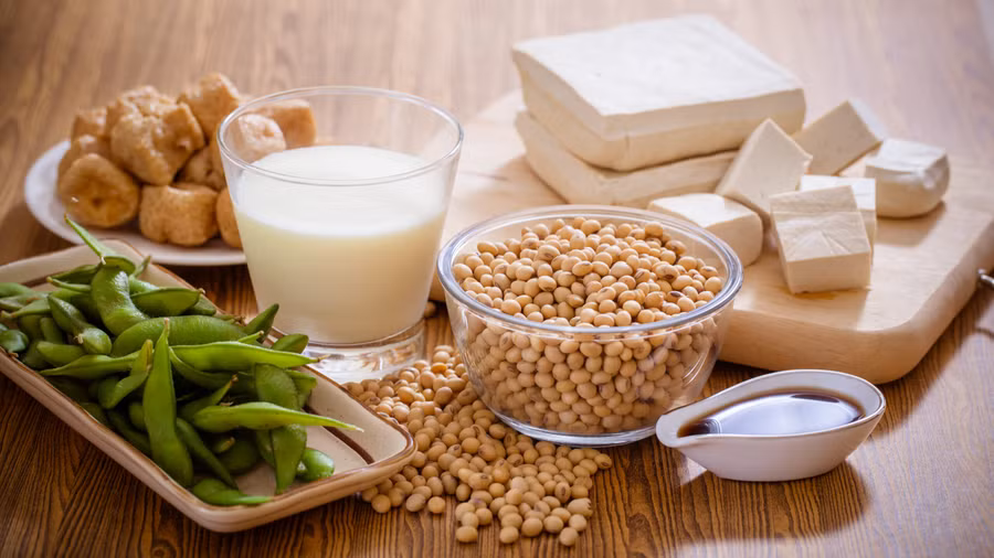 Để làm đậu nành thành sữa, đậu phải được ngâm, xay thành bã (hoặc sền sệt) và trộn với nước.