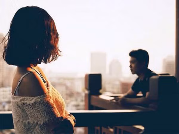 Chồng sung sướng vì 8/3 được... vợ tặng hẳn 10 triệu tiêu, nhưng mục đích thật sự phía sau của vợ thì có nằm mơ cũng không tưởng tượng ra nổi - Ảnh 1.