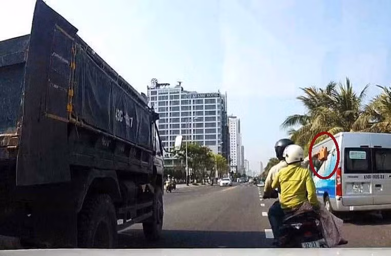An ninh - Hình sự - Tiết lộ bất ngờ việc cặp vợ chồng tạt đầu, ném gạch vỡ kính xe tải