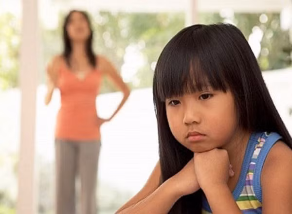 Mẹ thường xuyên quát mắng sẽ khiến bé nhút nhát