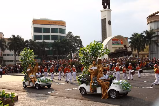 Đội hình hóa trang các vĩ nhân ấn tượng.