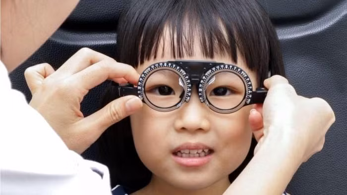 Bé gái 2 tuổi cận 9 độ vì bố mẹ cho xem điện thoại mỗi ngày trong 1 năm qua 