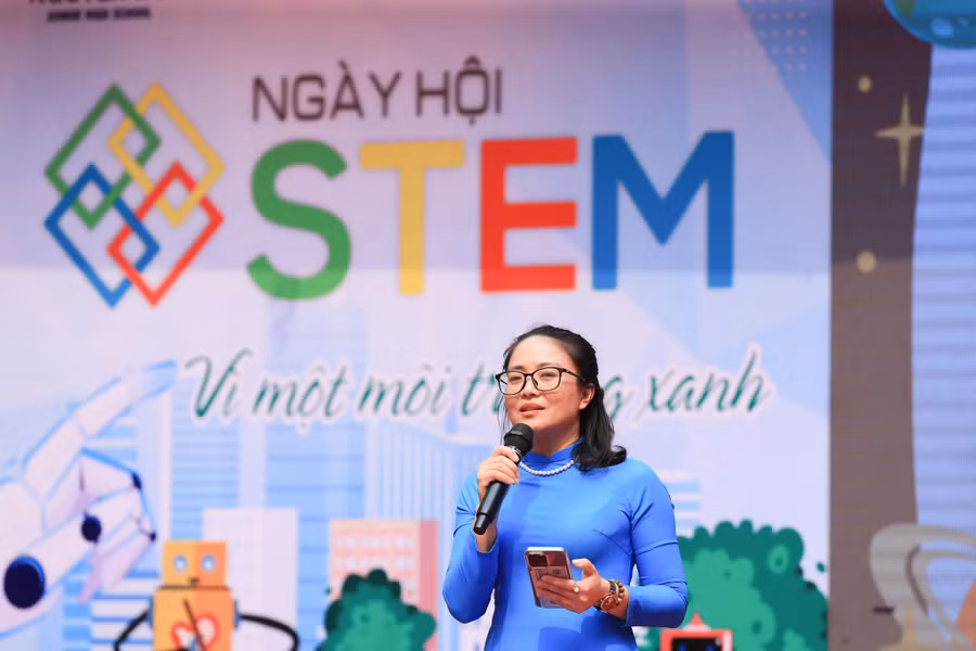 Cô Nguyễn Thị Lý - Hiệu trưởng Trường THCS Nguyễn Du nhấn mạnh vai trò của giáo dục STEM. Cô Nguyễn Thị Lý - Hiệu trưởng Trường THCS Nguyễn Du nhấn mạnh vai trò của giáo dục STEM.