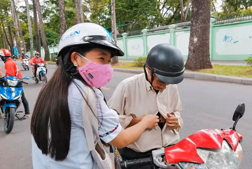 Ông bố lấy món quà từ trong áo.