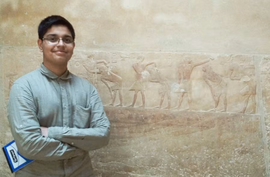 Nghiên cứu chữ tượng hình là một trong những sở thích của Arsh Ali. Ảnh: thebetterindia
