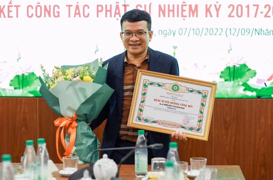 Cư sĩ Thiện Đức, Trưởng Ban biên tập Cổng thông tin Phật giáo Việt Nam hoan hỉ đón nhận Bằng Tuyên dương Công đức từ Đức Hoà thượng Chủ tịch ở hạng mục cá nhân. Cư sĩ Thiện Đức, Trưởng Ban biên tập Cổng thông tin Phật giáo Việt Nam hoan hỉ đón nhận Bằng Tuyên dương Công đức từ Đức Hoà thượng Chủ tịch ở hạng mục cá nhân.