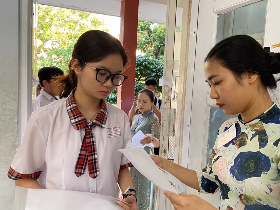 Giáo viên làm nhiệm vụ coi thi tại TPHCM. (Ảnh: M.A)
