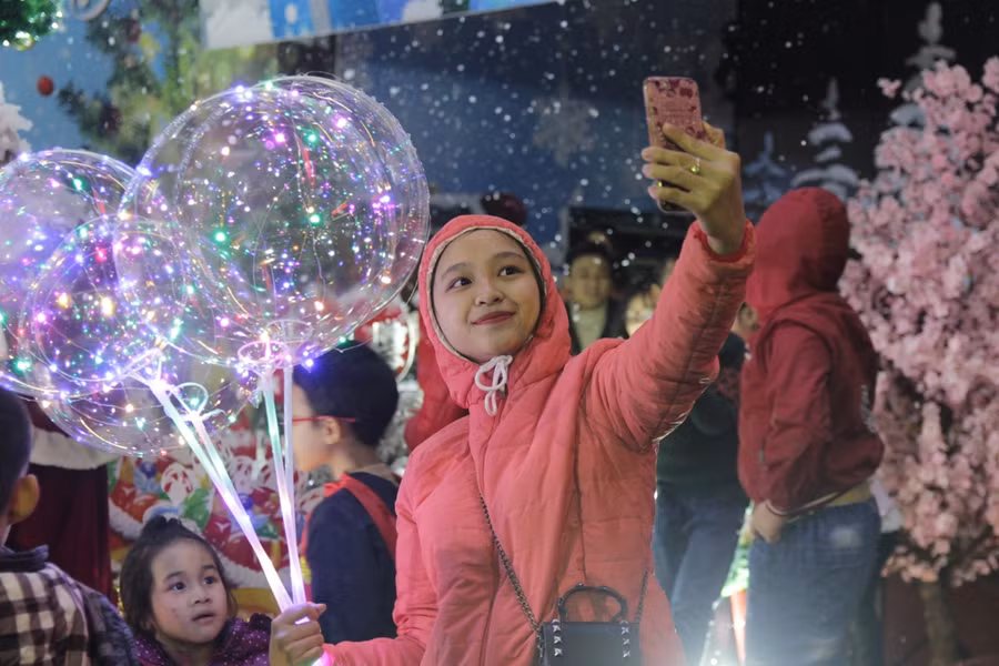 Từ lâu, nhiều người dân không phân biệt lương giáo cùng vui lễ Noel