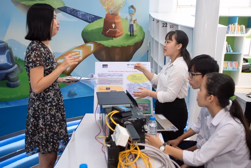 Ban giám khảo kiểm tra công tác chuẩn bị của một nhóm trước khi bước vào phần thi thuyết trình dự án
