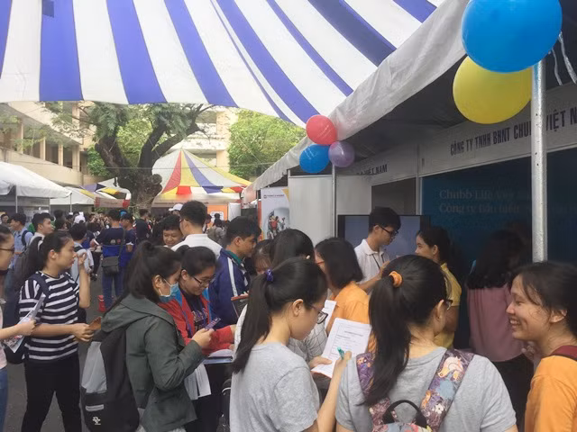 Ngay sau lễ khai mạc đã có hàng ngàn sinh viên đến tham gia ngày hội