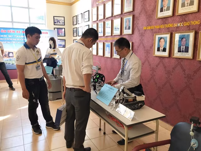Đại biểu tìm hiểu, tham quan các đề tài NCKH tại hội nghị