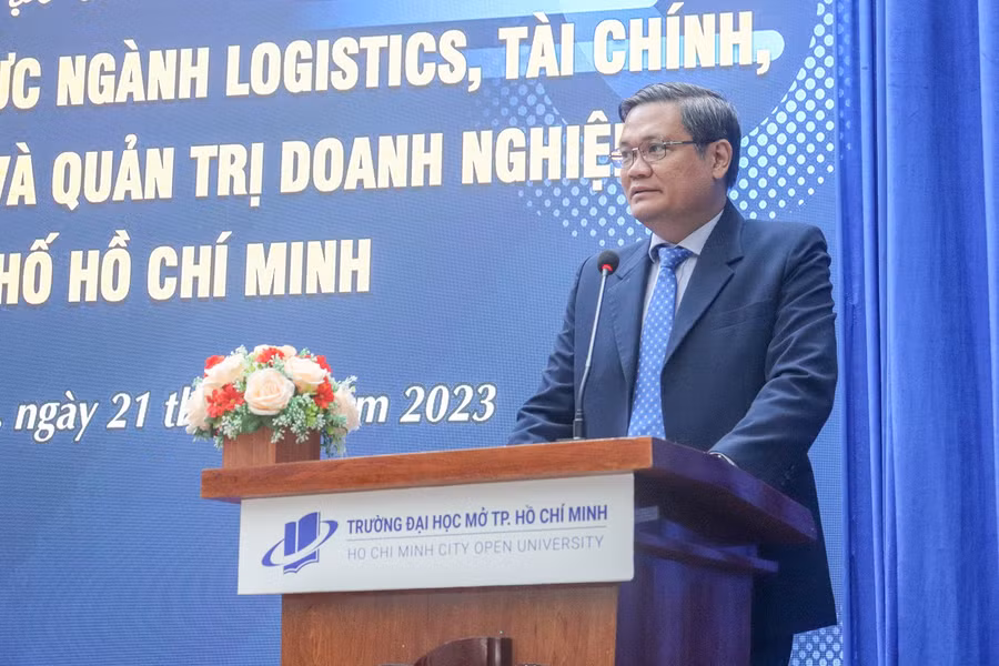GS Nguyễn Minh Hà, Hiệu trưởng Trường ĐH Mở TPHCM phát biểu tại hội thảo.