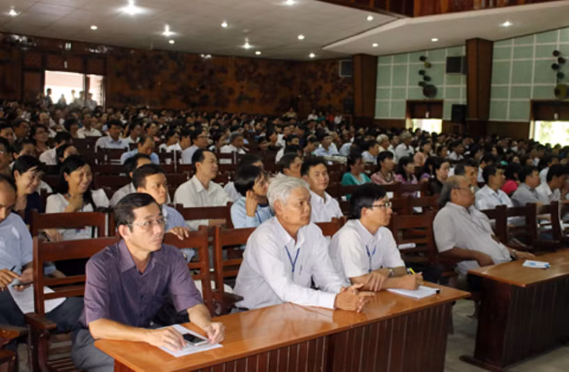 Cán bộ, viên chức và sinh viên Trường ĐH Cần Thơ dự buổi hướng dẫn nghiệp vụ coi thi Kỳ thi THPT quốc gia năm 2015. Ảnh: ĐH Cần Thơ.
