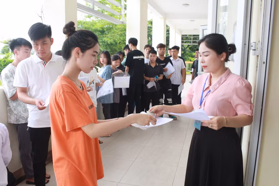 Thí sinh nhận phòng thi.