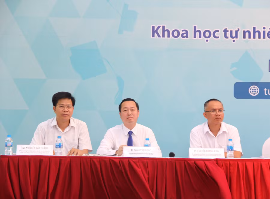 TS Đồng Văn Ngọc (giữa): Thí sinh nên chọn nghề trước khi chọn trường. Ảnh: Sỹ Điền