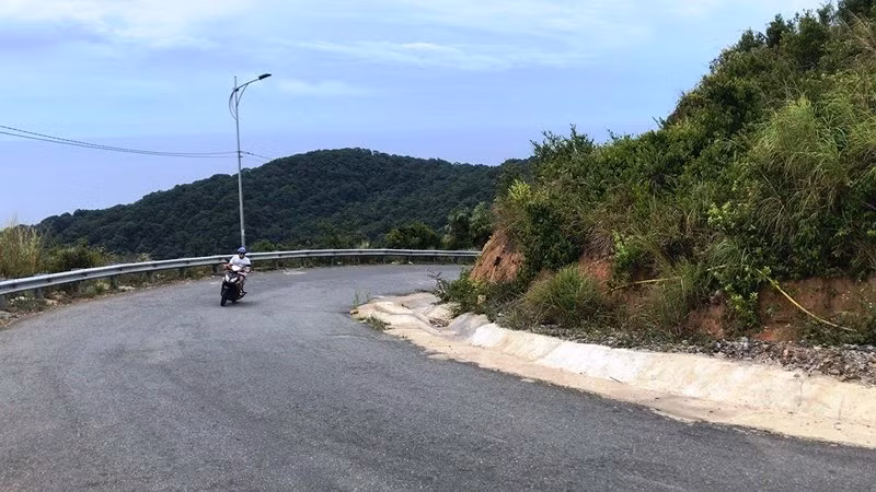 Cận cảnh những đoạn nguy hiểm của đường lên Sơn Trà - ảnh 3