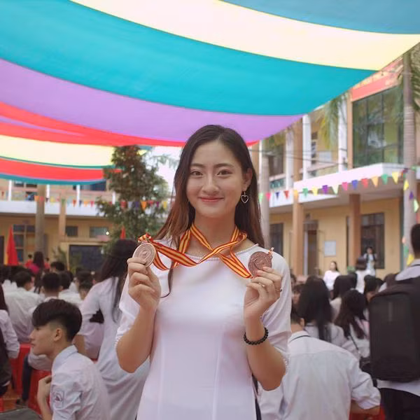 Không chỉ xinh đẹp, nàng Tân Hoa hậu Thế giới Việt Nam 2019 Lương Thuỳ Linh còn sở hữu bảng thành tích học tập vượt trội.